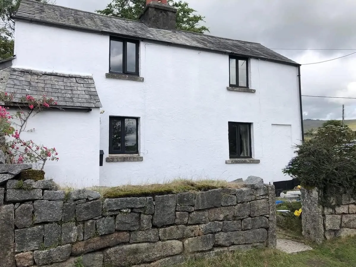 Render repair and exterior repaint of a cottage in Torpoint